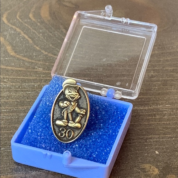 Disney Jewelry - Disney Jiminy Cricket 30 Year Cast Exclusive Member Pin Original Box AUTHENTIC